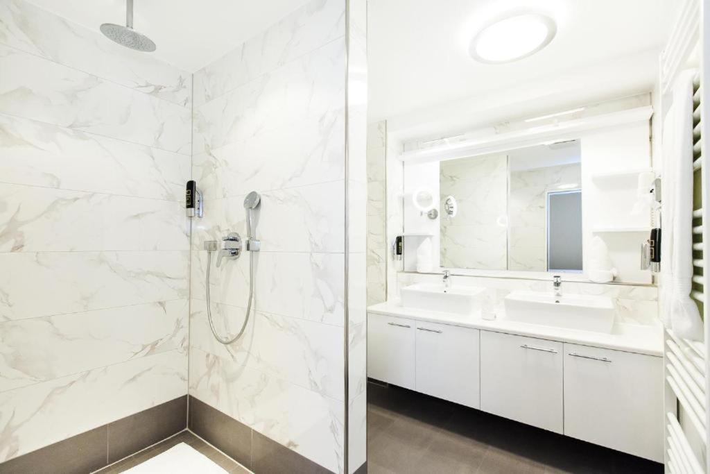 Hotel Am Berliner Platz Langenfeld  Bagian luar foto