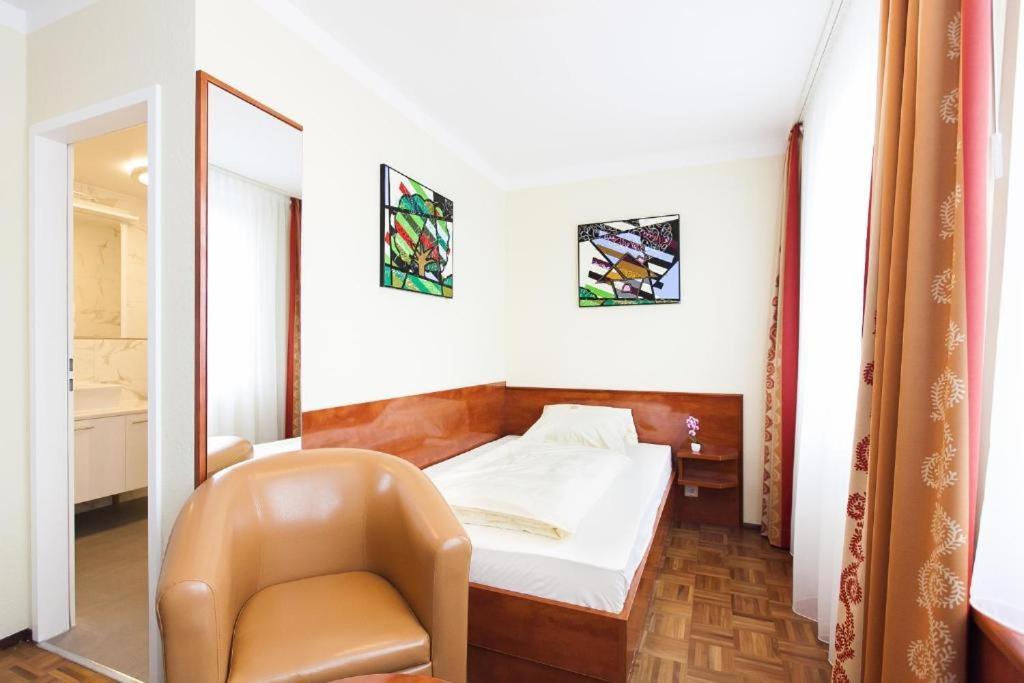 Hotel Am Berliner Platz Langenfeld  Bagian luar foto